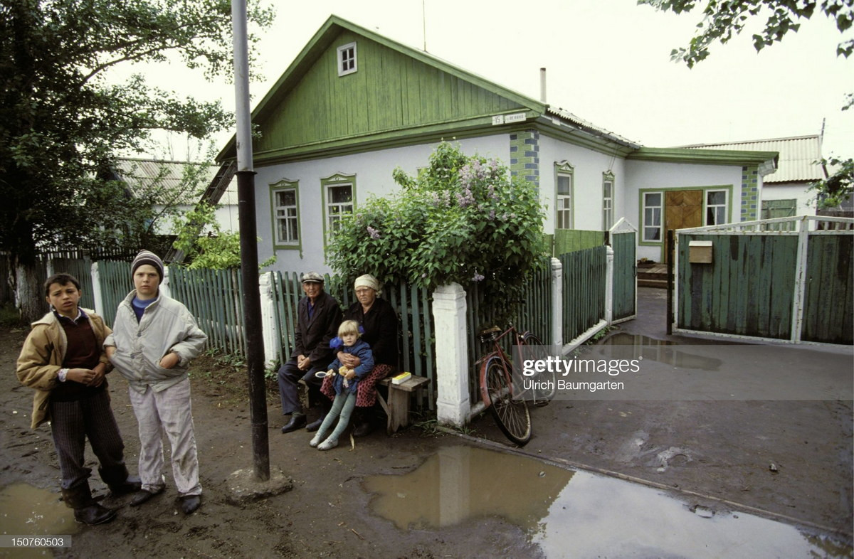 Các thành viên của một gia đình gốc Đức phía ngoài ngôi nhà của mình.