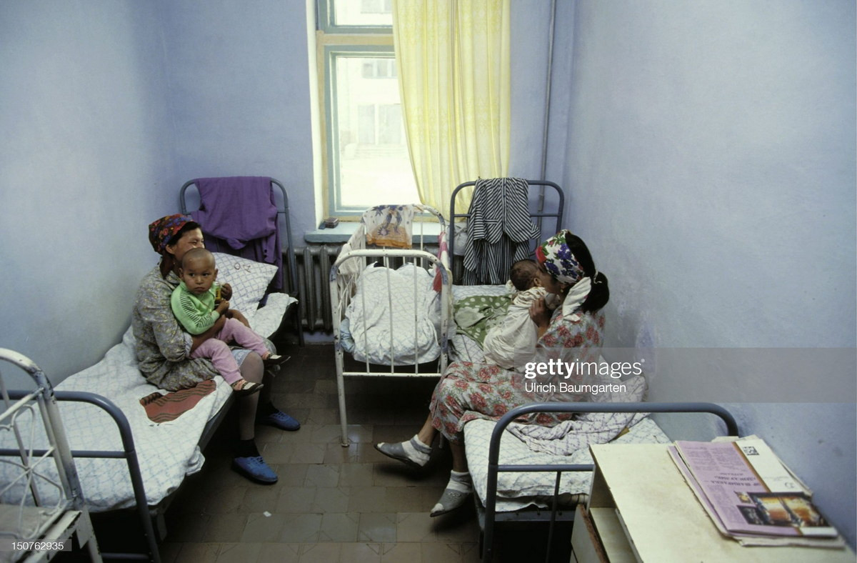 Các bà mẹ và trẻ em trong một bệnh viện.