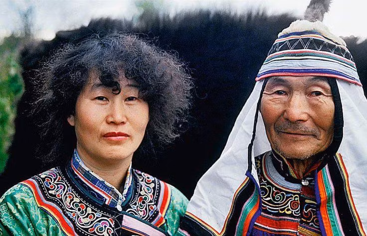 Ở lưu vực sông Amur có nhiều bộ lạc cho mình xuất thân từ hổ hay từ gấu, bởi thủy tổ của họ đã nằm mơ từng có quan hệ tình dục với những con vật này.