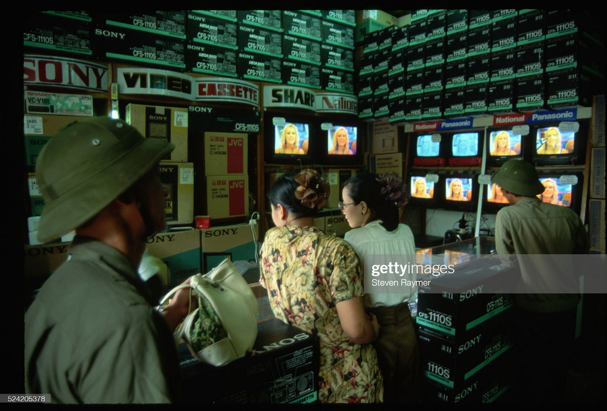 Trong một cửa hàng bán thiết bị điện tử gia dụng.