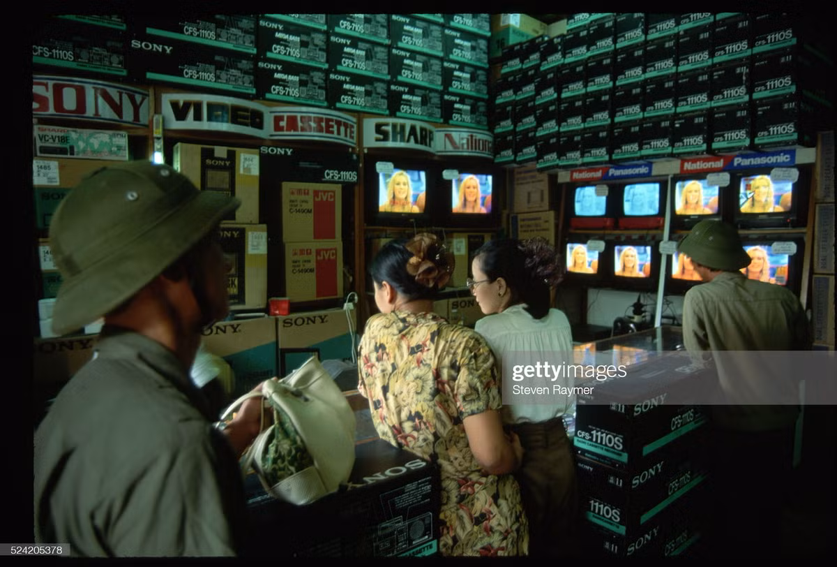 Trong một cửa hàng bán thiết bị điện tử gia dụng.