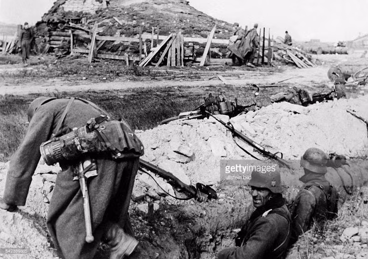 Trong tháng 8, quân Đức tiếp cận từ phía Tây và phía Nam, bao vây thành phố và vô hiệu hóa đường sắt Leningrad – Moscow. Họ đã cố gắng chiếm Leningrad nhưng thất bại.