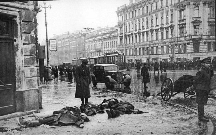 Cuộc bao vây chính thức bắt đầu vào ngày 8/9/1941. Người dân Leningrad đã xây dựng nhiều công sự chống tăng và đã thành công trong việc tạo ra một hệ thống quốc phòng ổn định cho thành phố.