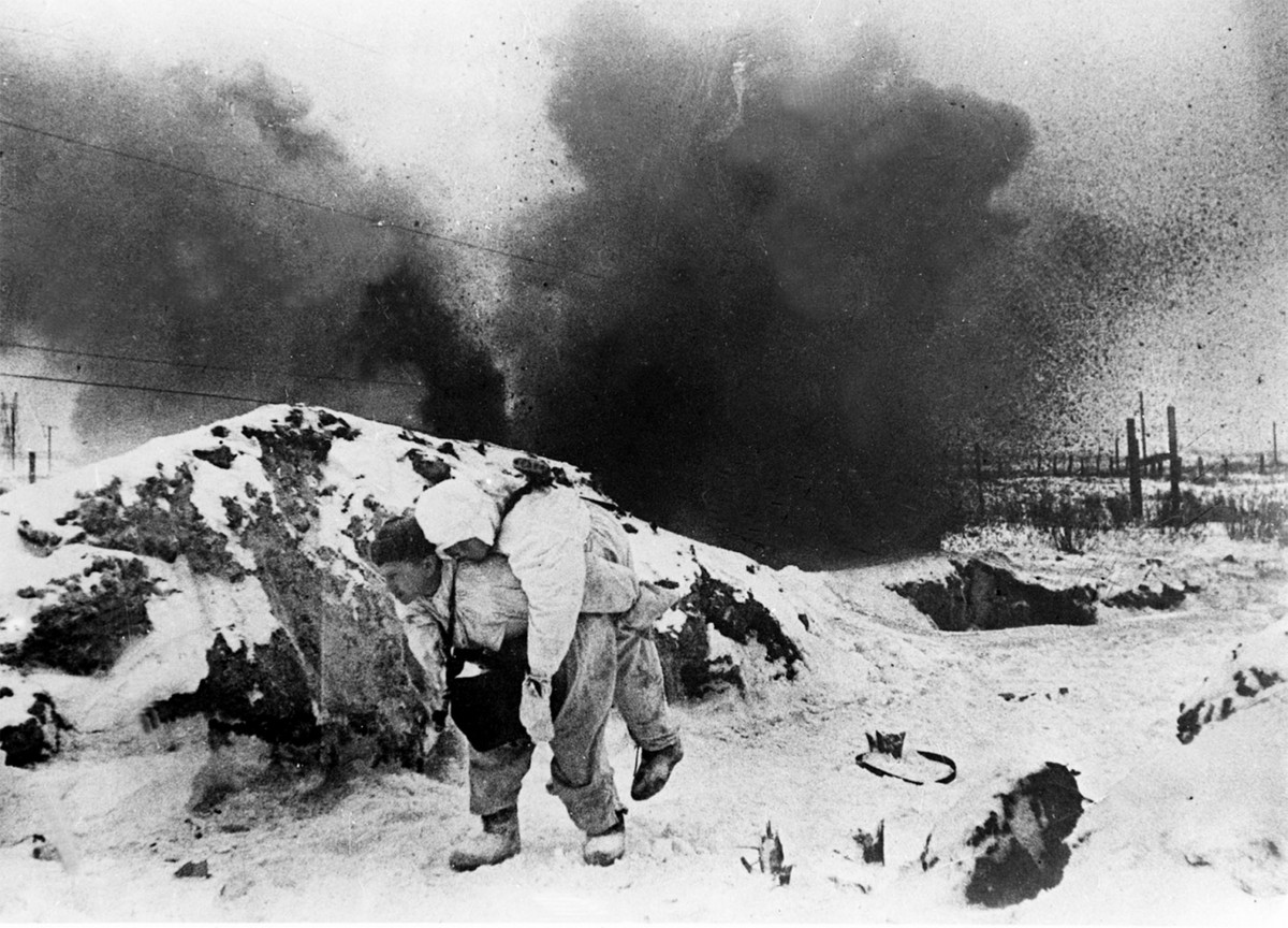 Trước tình hình đó, Hitler đã quyết định tiến hành bao vây, không cho bất cứ ai ra vào thủ đô của nước Nga cổ, trước đó có tên gọi là Petrograd.