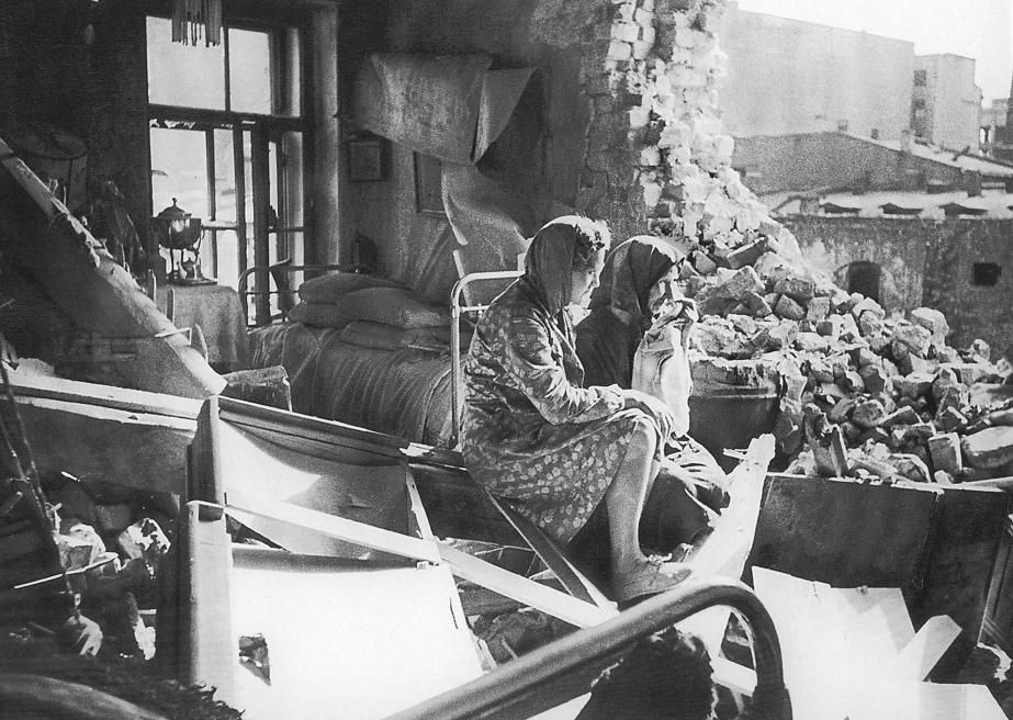 Các xà lan cứu trợ sẽ đến Leningrad vào mùa hè và xe trượt băng sẽ tiếp tế trong mùa đông. Một triệu người, gồm bệnh nhân, người già, và trẻ em tại Leningrad đã được sơ tán âm thầm. Chỉ còn khoảng 2 triệu người ở lại, trông chờ vào khẩu phần thức ăn có sẵn và dùng tất cả các vùng đất trống để trồng rau.