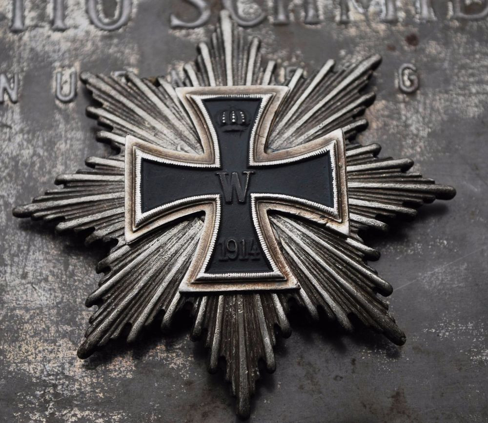 Năm tiếp theo, Hilter tiếp tục nhận được sự tuyên dương cho sự dũng cảm, bao gồm huy chương Chữ thập Sắt Hạng nhất cho “lòng quả cảm cá nhân và công trạng chung” vào tháng 8/1918.