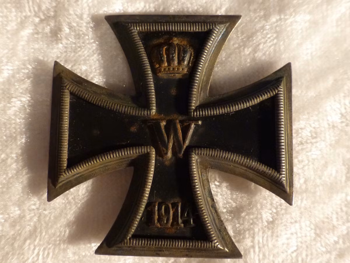 Hilter đã nhận huy chương này nhờ chiến công một mình bắt sống một nhóm lính Pháp trốn trong một hố bom trong cuộc tấn công cuối cùng của Đức trên Mặt trận phía Tây.