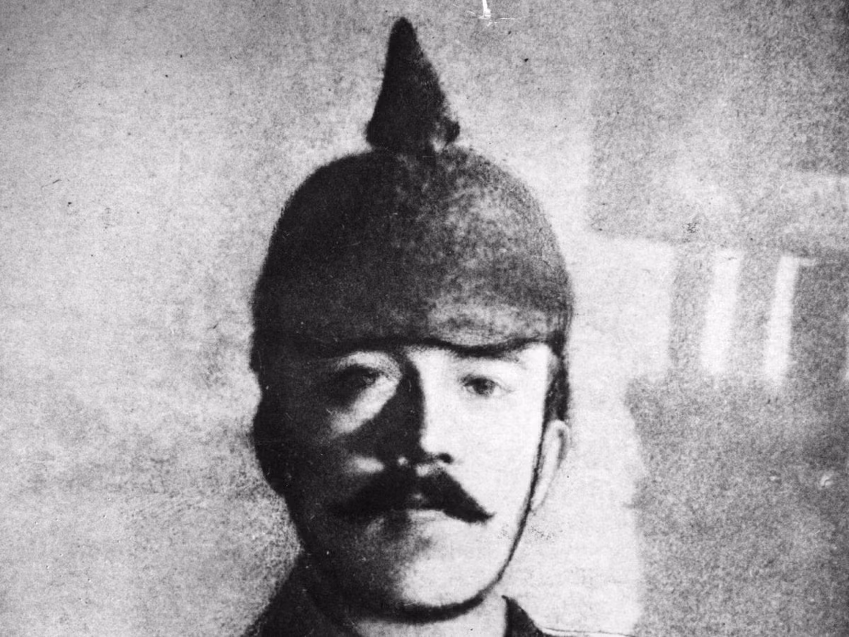 Thời trẻ, Hitler từng được gọi đi nghĩa vụ quân sự ở Áo nhưng từ chối vì không đủ thể lực. Mùa hè năm 1914, giai đoạn đầu của Thế chiến I, ông ta đã xin và nhận được sự cho phép đặc biệt để nhập ngũ như một người lính Đức.