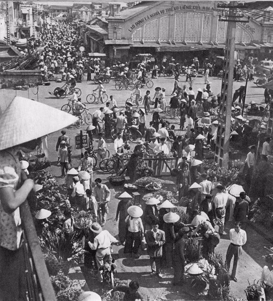 Cảnh tượng nhộn nhịp tại khu vực chợ Đồng Xuân ngày Tết, thập niên 1950. Ảnh của Rév Miklós, nhiếp ảnh gia lão thành người Hungary.