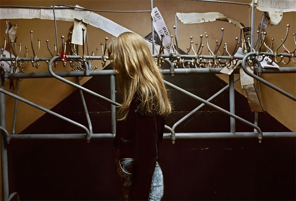 Cô gái và những chiếc mắc áo.