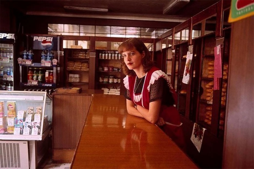 Nữ nhân viên bán hàng tại một cửa hàng thực phẩm.