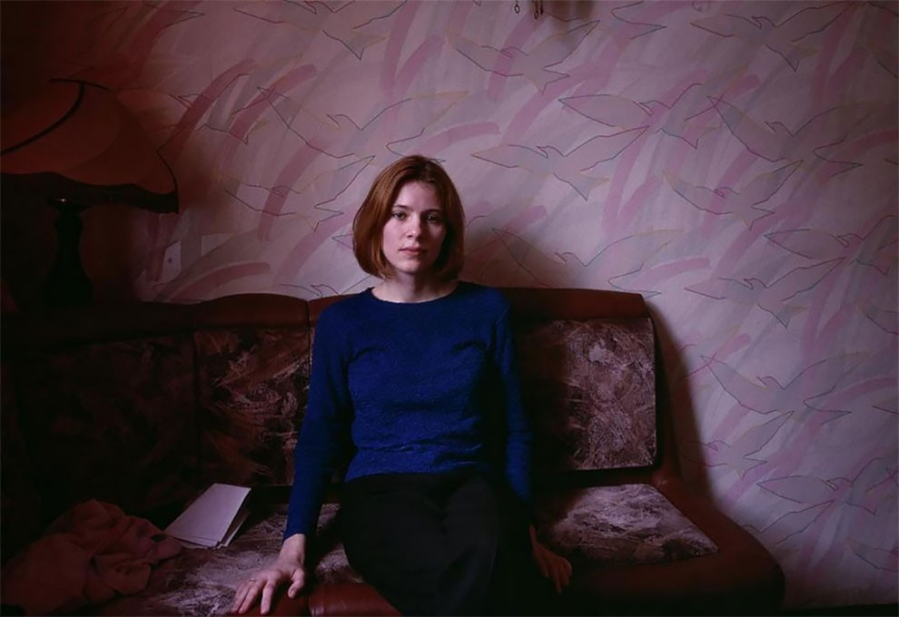 Người đẹp Nga ngôi trên ghế sofa tại căn hộ của mình.