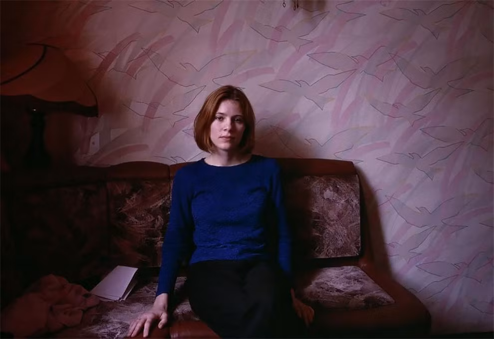 Người đẹp Nga ngôi trên ghế sofa tại căn hộ của mình.