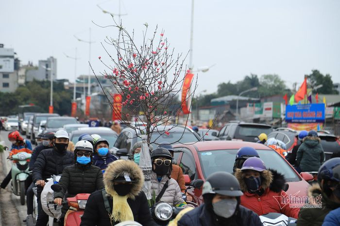 Dong xe xuoi nguoc tren he duoi pho ngay 28 Tet, o to 'bo' tren duong Ha Noi-Hinh-4