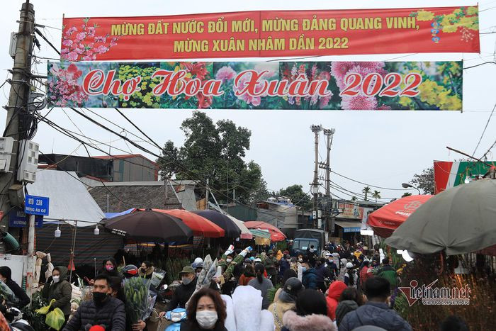 Dong xe xuoi nguoc tren he duoi pho ngay 28 Tet, o to 'bo' tren duong Ha Noi-Hinh-8
