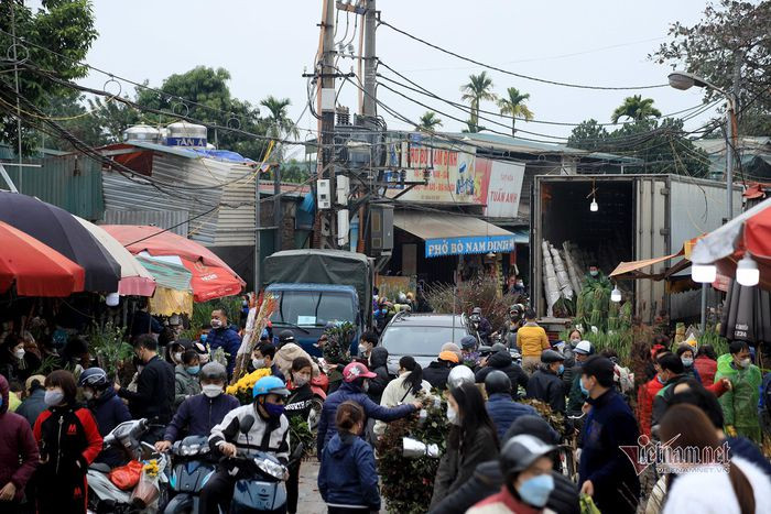 Dong xe xuoi nguoc tren he duoi pho ngay 28 Tet, o to 'bo' tren duong Ha Noi-Hinh-2