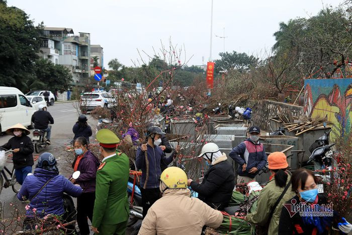 Dong xe xuoi nguoc tren he duoi pho ngay 28 Tet, o to 'bo' tren duong Ha Noi-Hinh-6