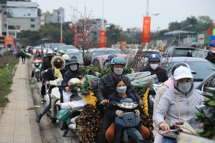 Dong xe xuoi nguoc tren he duoi pho ngay 28 Tet, o to 'bo' tren duong Ha Noi-Hinh-3