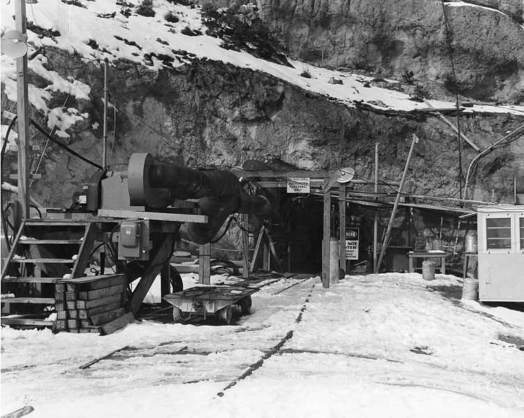 Chiến dịch Plumbbob diễn ra trong thời điểm Mỹ đang có chiến tranh Lạnh và chạy đua vũ trang hạt nhân với Liên Xô.