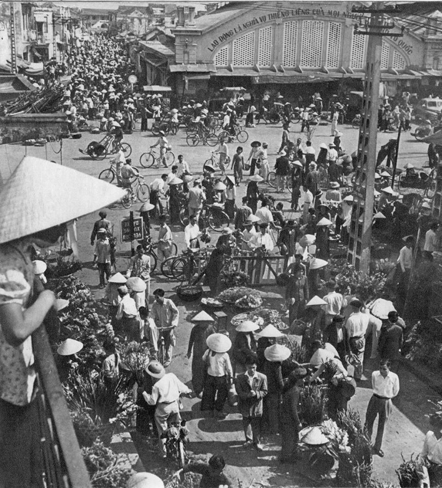 Cảnh tượng nhộn nhịp tại khu vực chợ Đồng Xuân ngày Tết, thập niên 1950. Ảnh của Rév Miklós, nhiếp ảnh gia lão thành người Hungary.