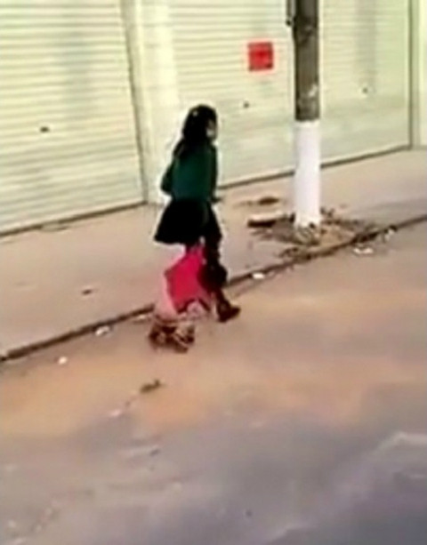 Phan no me quang quat, keo le con giua duong