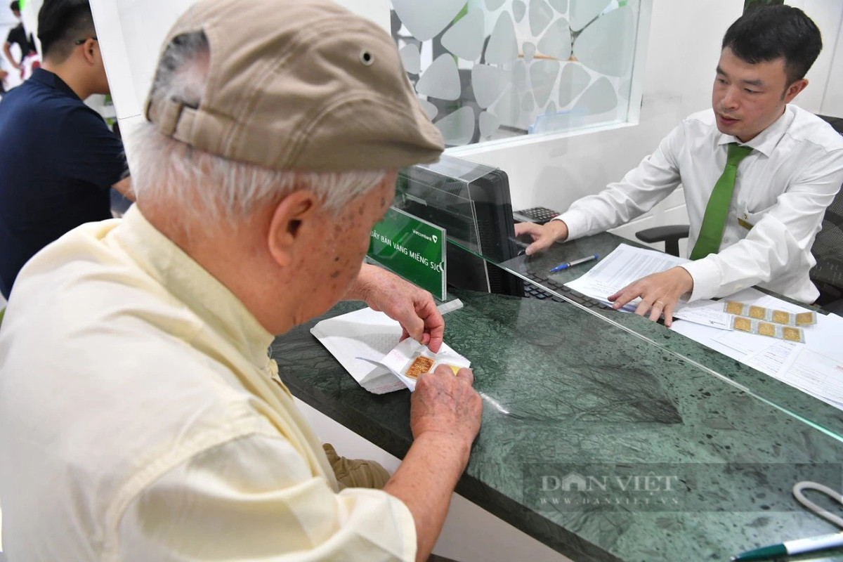 Ngay dau ngan hang ban vang SJC: Dan ngong gia thap, cho 