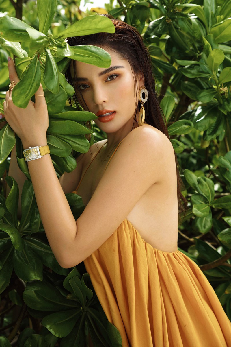 Cô dịp khoe lợi thế vòng một trong những thiết kế cắt xẻ sâu.