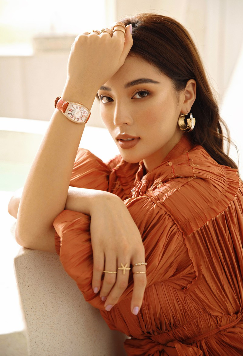 Phom dáng rộng rãi, thoáng mát của các bộ trang phục kết hợp cùng kỹ thuật may cao cấp giúp Hoa hậu Việt Nam 2014 vừa thuận tiện di chuyển trong những ngày hè, vừa tôn lên sự sang trọng, thanh lịch vốn có của người phụ nữ Việt Nam.