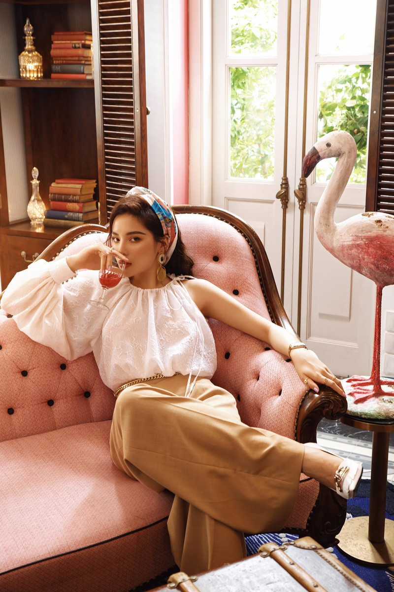  Vì dịch, kế hoạch tổ chức show Xuân Hè 2020 của nhà thiết kế phải ngừng lại. Tuy nhiên, anh vẫn không ngừng sáng tạo để thỏa mãn tình yêu du lịch và thời trang của mình. 