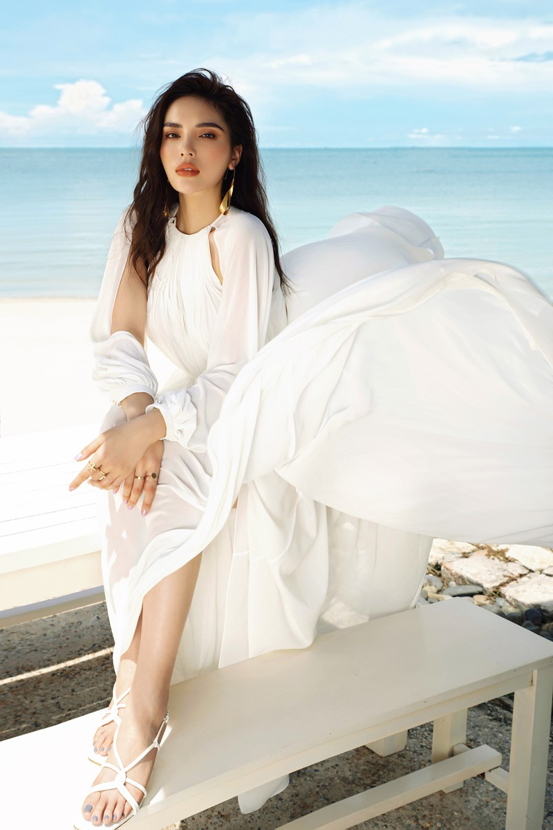 Vốn có niềm đam mê lớn dành cho cảnh sắc thiên nhiên đất nước, nhà thiết kế Lê Thanh Hoà vận dụng màu sắc, họa tiết, kiểu dáng… để gợi lên hình ảnh của nắng vàng, biển xanh, cát trắng và những chuyến đi trong bộ sưu tập lần này.