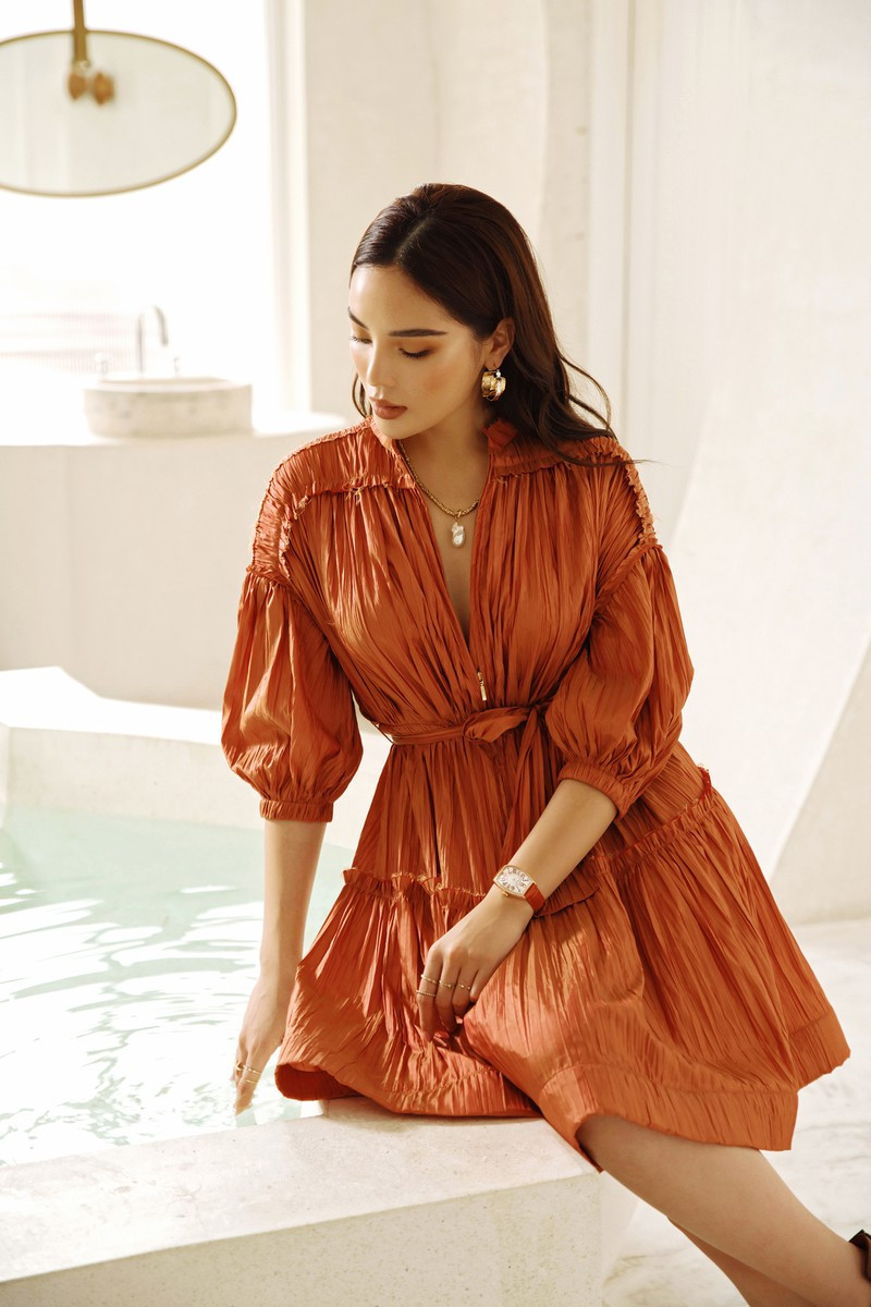 Trong bộ sưu tập mới nhất, Hoa hậu Kỳ Duyên diện các trang phục lấy cảm hứng từ mùa hè xứ nhiệt đới với những gam màu như vàng, cam, trắng, be. 