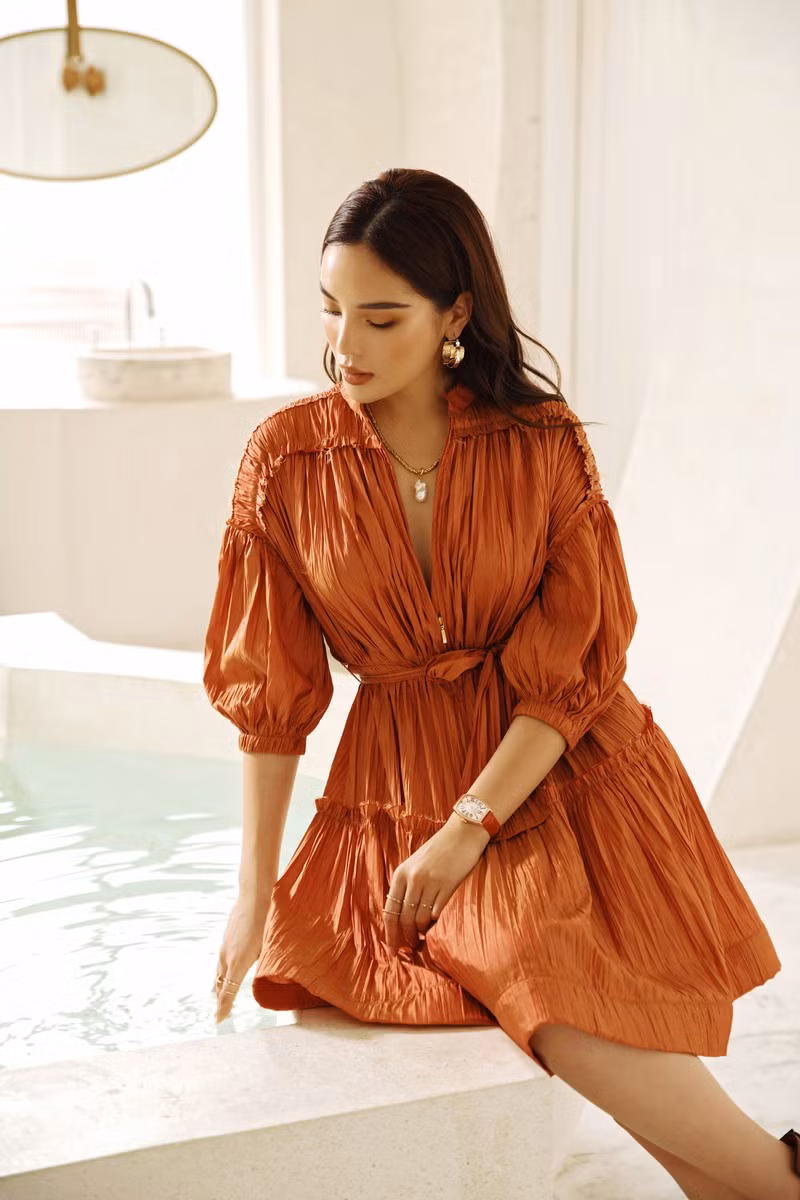 Trong bộ sưu tập mới nhất, Hoa hậu Kỳ Duyên diện các trang phục lấy cảm hứng từ mùa hè xứ nhiệt đới với những gam màu như vàng, cam, trắng, be. 