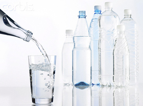 Phan biet nuoc khoang và nuóc uóng dong chai bình thuòng