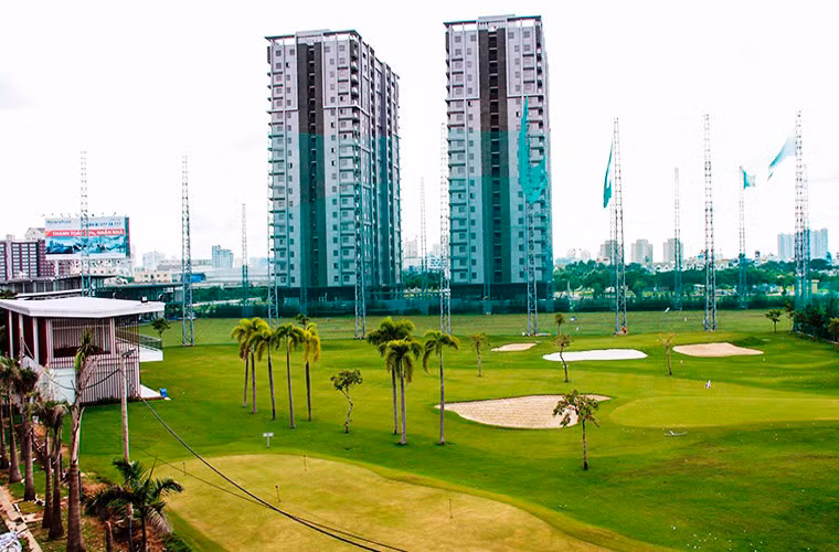 Sân golf Tấn Trường tại khu vực dưới chân cầu vượt Phú Mỹ, phường Tân Phú, quận 7, TP HCM.
