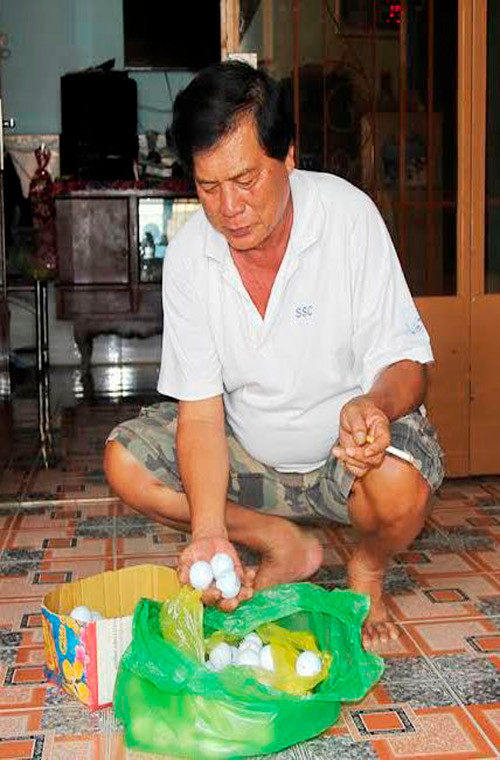 Theo người dân, ngoài việc gây hư hại nhà cửa, tài sản cũng đã từng xảy ra tai nạn trái banh rơi trúng đầu một bé trai ở xóm gây thương tích.