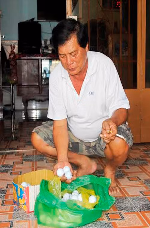 Theo người dân, ngoài việc gây hư hại nhà cửa, tài sản cũng đã từng xảy ra tai nạn trái banh rơi trúng đầu một bé trai ở xóm gây thương tích.