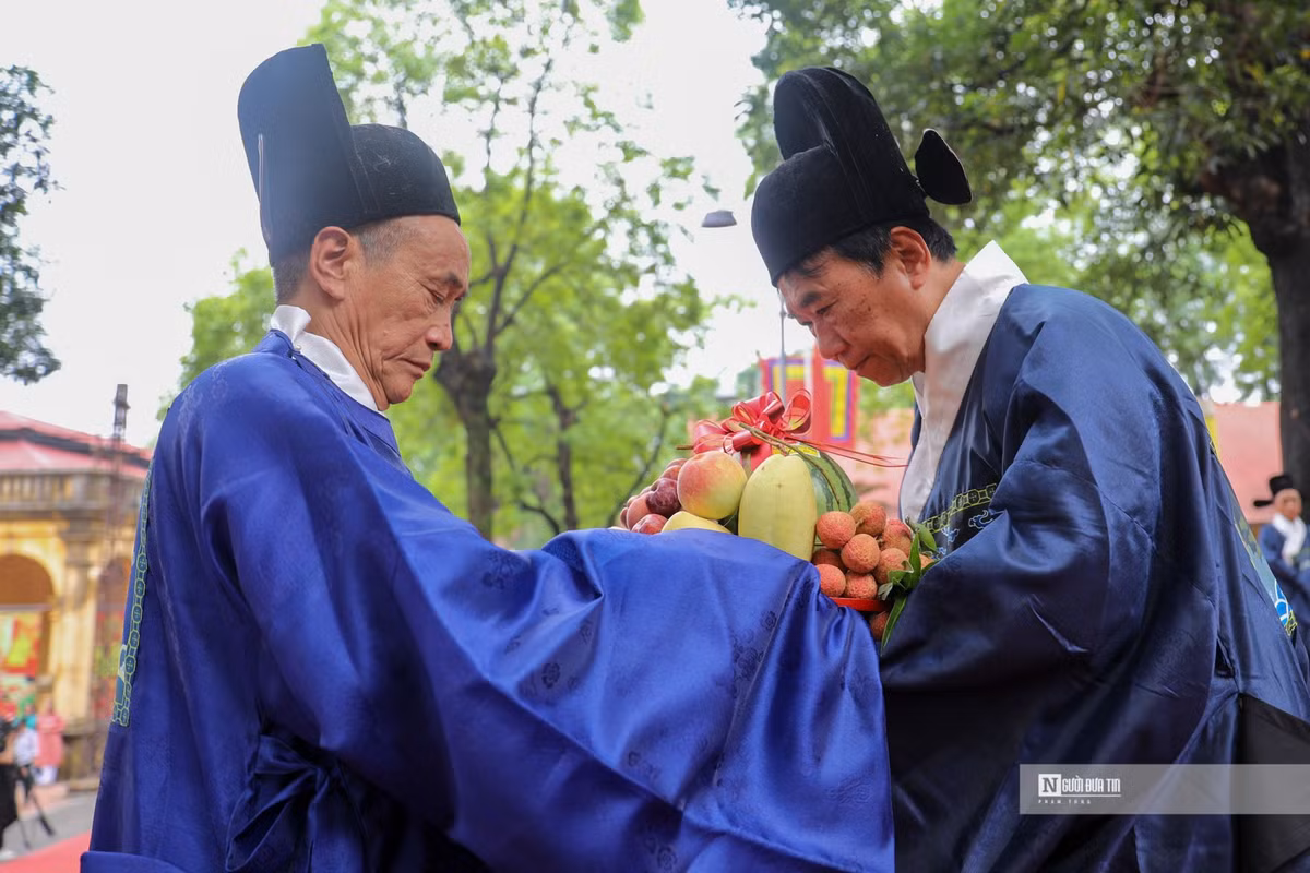 Ngoài dân gian, Tết Đoan Ngọ cũng có những phong tục hết sức độc đáo như dâng cúng sản vật của mùa hạ lên ông bà tổ tiên, dùng thức ăn để “diệt sâu bọ” trong người, hái lá làm thuốc Nam vào giờ ngọ, đeo bùa và chỉ ngũ sắc, dùng lá móng nhuộm móng tay móng chân, mặc áo dấu, bôi rượu hùng hoàng cho trẻ con, treo con giáp tết từ ngải cứu, khảo cây,...