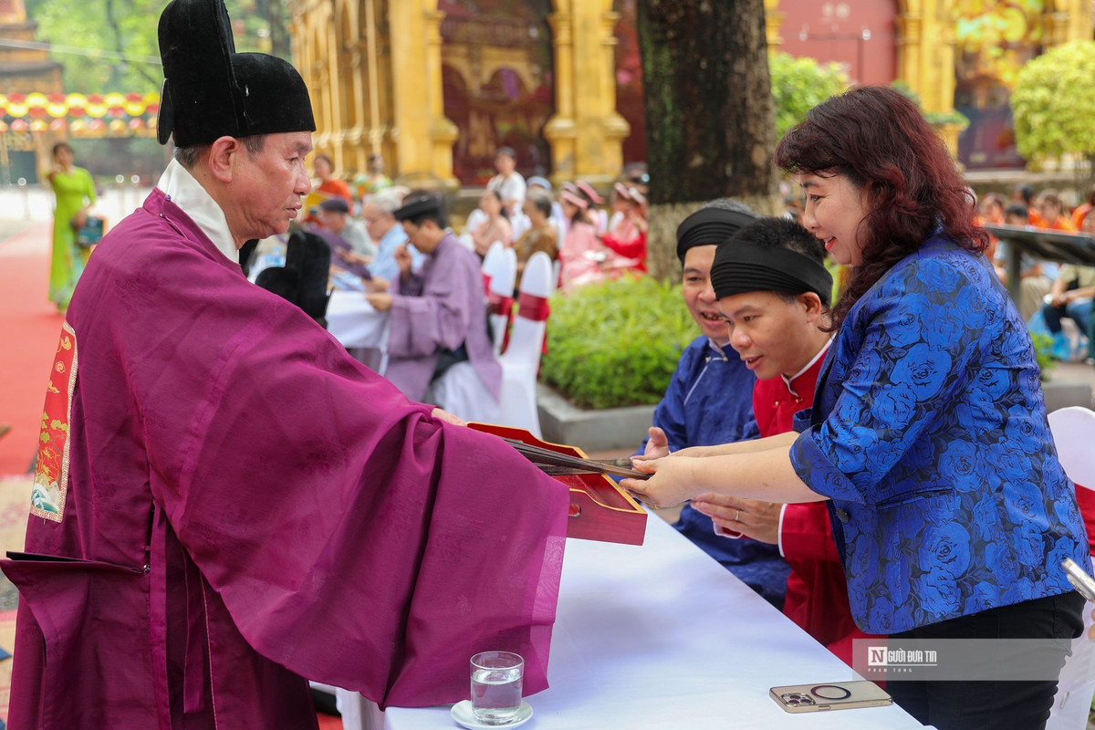 Trong chương trình “Tết Đoan Ngọ Thăng Long xưa” năm 2023, du khách có thêm những trải nghiệm qua các nghi lễ tiến phẩm, dâng hương lên các vị tiên đế.
