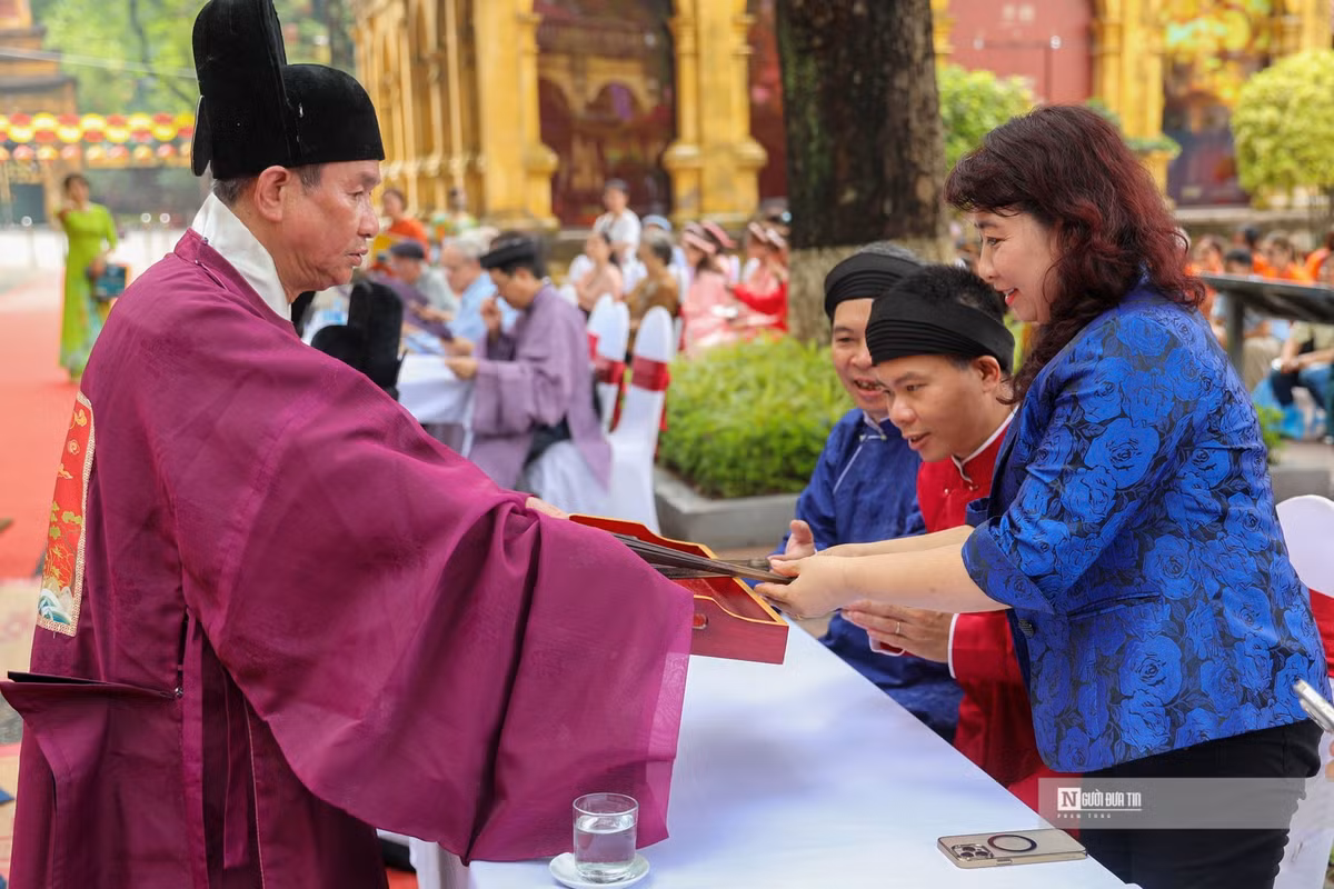 Trong chương trình “Tết Đoan Ngọ Thăng Long xưa” năm 2023, du khách có thêm những trải nghiệm qua các nghi lễ tiến phẩm, dâng hương lên các vị tiên đế.