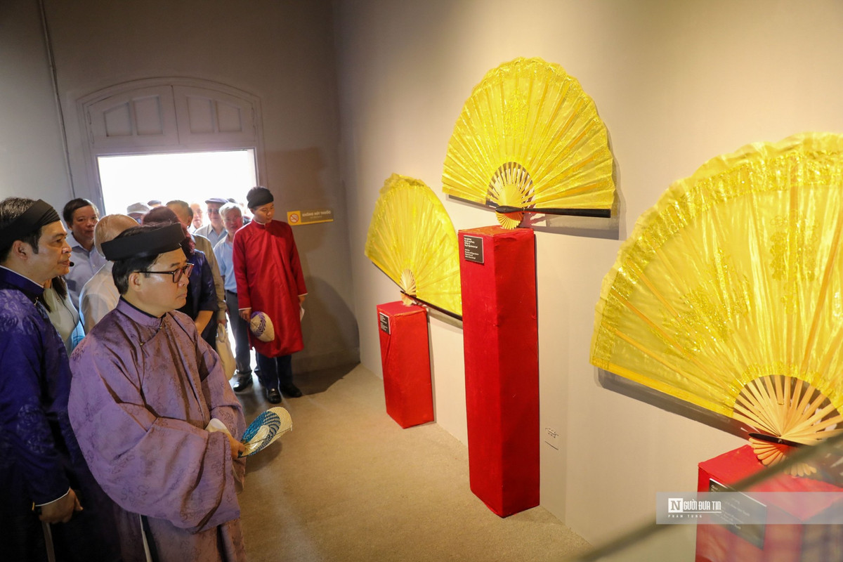 Khu trưng bày tết Đoan Ngọ truyền thống thường niên với những phong tục độc đáo của người dân kinh thành Thăng Long xưa như tục đeo túi thơm, buộc chỉ ngũ sắc, bôi hùng hoàng cho trẻ em, tục hái lá thuốc vào giờ ngọ, tục kết ngải hình con giáp,... vẫn được duy trì thông qua việc tái hiện hình ảnh thu nhỏ của phố Hàng Quạt, Hàng Thuốc.