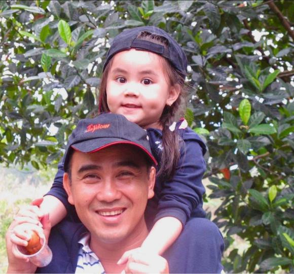 Ba xa Quyen Linh khoe anh tu nho den khi lon cua 2 ai nu