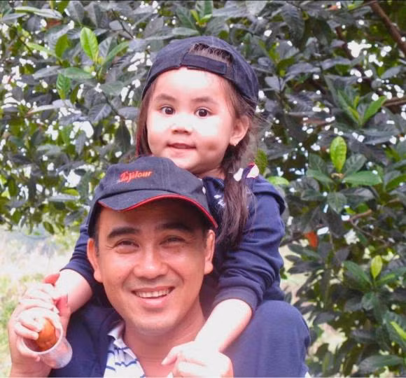 Ba xa Quyen Linh khoe anh tu nho den khi lon cua 2 ai nu