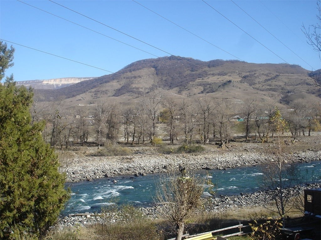 Hồ Karachay (Nga): Nằm ở phía nam dãy núi Ural, miền đông nước Nga, hồ Karachay được coi là một trong những nơi ô nhiễm nhất thế giới do nước và các khu vực lân cận bị nhiễm chất thải phóng xạ từ Mayak, một trong những nhà máy sản xuất vũ khí hạt nhân của Nga. Chỉ cần đứng quanh hồ trong vòng 5 phút cũng có thể khiến bất cứ ai mất mạng. Trong một đợt hạn hán năm 1961, nước hồ cạn dần đã khiến gió thổi bụi chất độc hại đi xa, ảnh hưởng nghiêm trọng đến sức khỏe của 500.000 người.