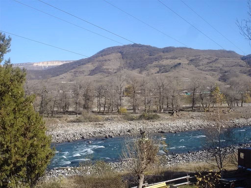 Hồ Karachay (Nga): Nằm ở phía nam dãy núi Ural, miền đông nước Nga, hồ Karachay được coi là một trong những nơi ô nhiễm nhất thế giới do nước và các khu vực lân cận bị nhiễm chất thải phóng xạ từ Mayak, một trong những nhà máy sản xuất vũ khí hạt nhân của Nga. Chỉ cần đứng quanh hồ trong vòng 5 phút cũng có thể khiến bất cứ ai mất mạng. Trong một đợt hạn hán năm 1961, nước hồ cạn dần đã khiến gió thổi bụi chất độc hại đi xa, ảnh hưởng nghiêm trọng đến sức khỏe của 500.000 người.