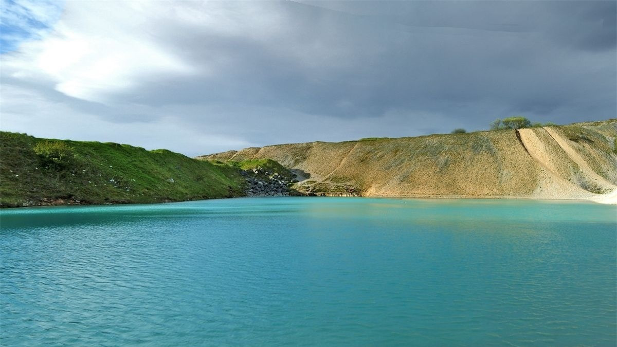 Hồ Blue Lagoon (Anh): Đầm nước Blue Lagoon, nơi có làn nước trong xanh tuyệt đẹp ở Anh là một mỏ đá bỏ hoang ở Harpull Hill bị ngập nước và địa điểm bơi lội yêu thích của dân địa phương. Hồ có màu xanh biếc tuyệt đẹp, nhưng đặc biệt nguy hiểm và độc hại tương đương ammoniac với nồng độ PH lên tới 11,3, gây nấm da và các bệnh về dạ dày. Bên cạnh đó, hồ Blue Lagoon còn chứa các chất thải như phụ tùng ô tô, xác động vật và phân. Năm 2020, bất chấp lệnh phong tỏa toàn quốc, những người nghiện Instagram ở Anh đã đổ xô đến tham quan, khiến cảnh sát đã buộc phải nhuộm đen đầm nước này.