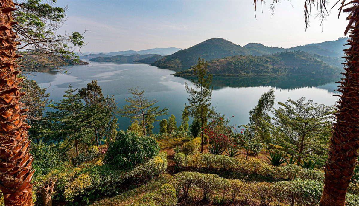 Hồ Kivu (Rwanda và Congo): Nằm giữa Rwanda và Congo, hồ Kivu chứa một lượng khí metan và CO2 lớn phía dưới đáy. Đây cũng là một trong 3 “hồ phát nổ” duy nhất trên Trái Đất và được xếp vào một trong những hồ nước nguy hiểm nhất mà nhân loại từng biết đến. Theo các nghiên cứu, lượng khí độc tại hồ Kivu ở mức rất cao và tiềm ẩn nguy cơ chết người cho hàng triệu người sống gần đó do sự pha trộn các đặc điểm kỳ lạ tại đây.