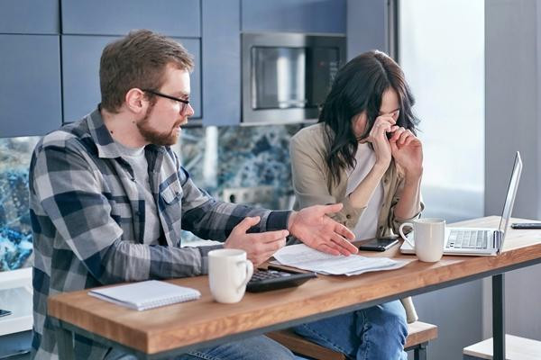 Phat hien vo ngoai tinh voi ban than nho chu cho hung du