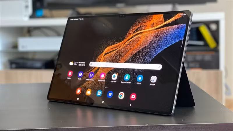 Theo các rò rỉ trước đây, một trong những điểm nổi bật của Galaxy Tab S9 Ultra là màn hình khủng. Với kích thước 14,6 inch, đây là một trong những màn hình lớn nhất mà bạn có thể tìm thấy trên một chiếc máy tính bảng. Tuy nhiên, kích thước không phải là tất cả- màn hình của Galaxy Tab S9 Ultra còn có độ phân giải siêu sắc nét 2800 x 1752 pixel, với mật độ điểm ảnh rất cao. Điều này có nghĩa là hình ảnh và nội dung được hiển thị trên màn hình sẽ rất sắc nét và chi tiết, mang đến cho người dùng trải nghiệm thật sự đẳng cấp.