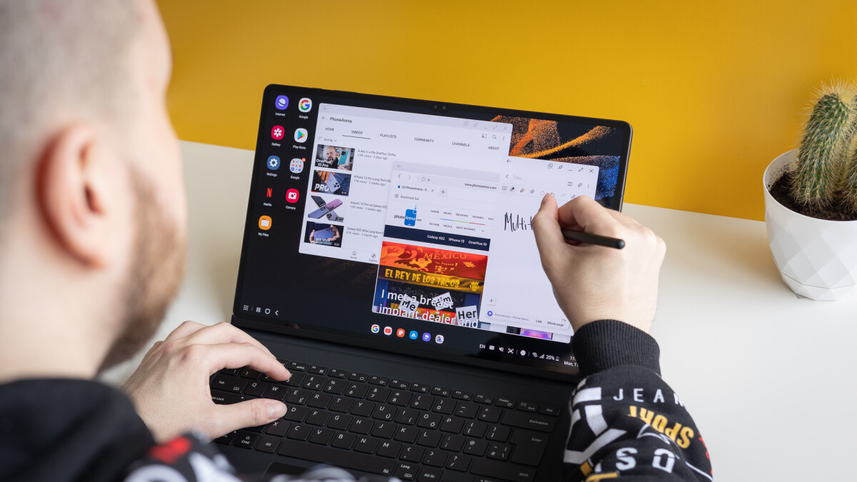 Tuy nhiên, camera trước của Galaxy Tab S9 Ultra có độ phân giải 13 megapixel, là một điểm khó chấp nhận hơn so với các sản phẩm của đối thủ trực tiếp như Apple iPad Pro hay Microsoft Surface xếp hạng cao. Tuy nhiên, với thiết kế mỏng nhẹ, camera trước này rõ ràng không phải là điểm chính của chiếc máy tính bảng này.