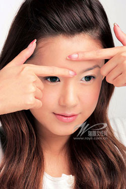 Ấn đường đầy đặn: Khả năng thích nghi rất nhanh. Vị trí giữa hai lông mày gọi là ấn đường. Ấn đường đầy đặn sẽ được quý nhân phú trợ nên nguyện vọng dễ đạt được. Khả năng thích nghi với hoàn cảnh và sự vật mới rất tốt.